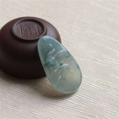 自在娇莺恰恰啼 留连戏蝶时时舞 小黄莺在大自然下一副悠然的姿态 仿佛时间为之停了下来 这枚牌子