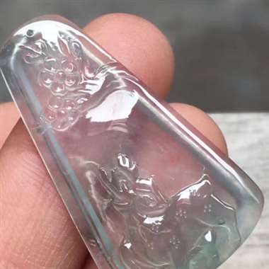 高冰梅花鹿牌,尺寸:34.7*20*3.9mm,种老坑,胶感十足,水润通透,雕工精致,品相佳,通透起 高冰梅花鹿牌,尺寸:34.7*20*3.9mm,种老坑,胶感十足,水润通透,雕工精致,品相佳,通透起