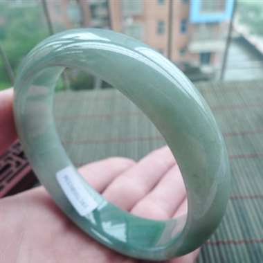 111401A货翡翠完美好种飘绿正装手镯，水头好，色泽靓丽，条形大方靓，质地细腻，佩戴效果贵气迷人，