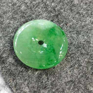 阳绿平安扣，完美色阳，饱满细腻，水头足，性价比高，推荐，尺寸28.7*4.7mm，重量8.16g