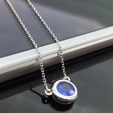 晶莹剔透，令人沉醉，这一刻为你温柔似海，天然蓝宝石重量，0.63ct，整件重量2.14g，本店接受高