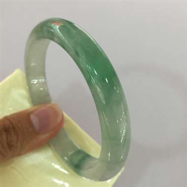 飘绿手镯，种水好，性价比高