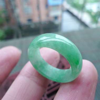 111422A货翡翠完美满色戒指，圈口17.2mm，颜色靓丽，种水好，有种有色，玉质细腻，佩戴效果好