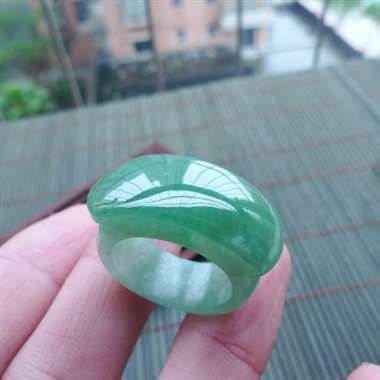 111436A货翡翠完美无纹裂特色满绿马鞍戒指/扳指，圈口18.1mm，玉质细腻，颜色靓丽 尺寸27