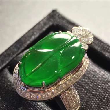 满绿叶子吊坠，戒指两用款，色辣水足，，时尚漂亮。裸石尺寸：17.8*11.2*11.2mm（镶嵌厚度