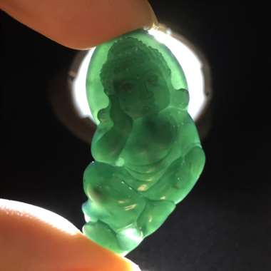 冰种优质墨翠宝宝佛,完美无纹裂,玉质细腻,黑度极度黑,打灯通透翠绿,纯手工打造,线条流畅柔美。尺寸: 冰种优质墨翠宝宝佛,完美无纹裂,玉质细腻,黑度极度黑,打灯通透翠绿,纯手工打造,线条流畅柔美。尺寸: