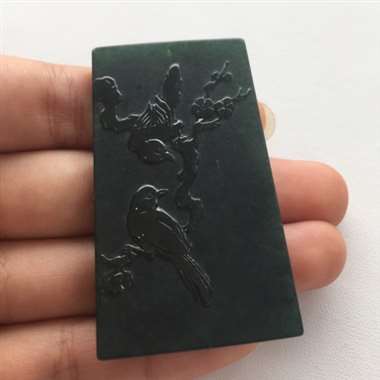 冰种墨翠菩萨吊坠，黑度够黑，打灯通透翠绿，纯手工打造，打灯可见纹裂。尺寸：54.6-32.1-6.7