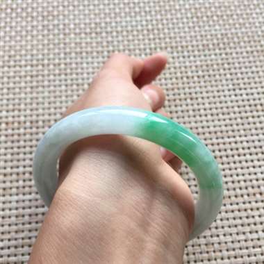 冰阳绿圆条手镯，口径：55.7*9.6*8.7，46.81g，有纹无抠感，不影佩戴效果！