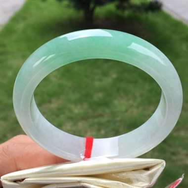 正圈，冰种飘绿，尺寸57.2-13.5-8.1，水润细腻，颜色亮丽，底子干净清爽，完美