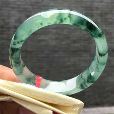 正圈，冰种飘花，尺寸54.8-14.5-7.0，冰润通透，种老起光，胶感十足，飘花灵动飘逸，实物比图