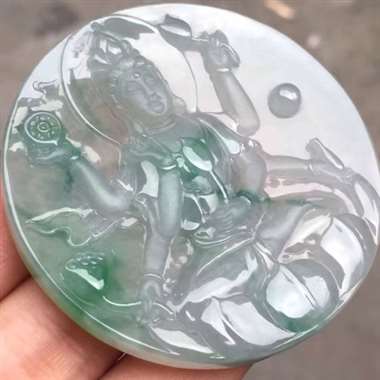 冰种飘绿千手观音牌：有纹已避开不影响，种老起胶，雕工精致，色泽漂亮，饱满，尺寸：53.6/6.6 ，