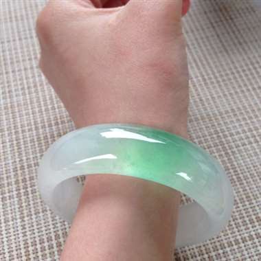 17041227#正圈尺寸：57.6x17.5x8.3mm 老坑料翠色镯，种老光好水头均匀充足，超级