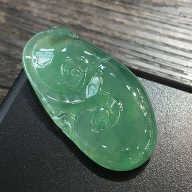 晴水底绿如意，饱满细腻，水头足，微纹可忽略，性价比高，推荐，尺寸44.7*22.9*7.6mm，重量