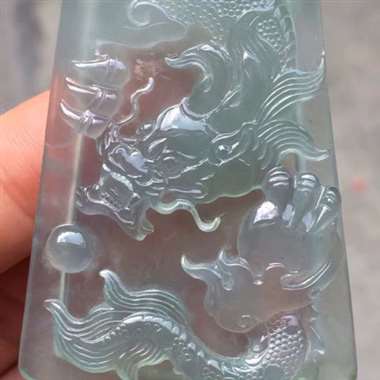 高冰带底色龙牌：完美无裂纹，种老起胶，雕工精致，色泽漂亮，饱满，尺寸：55.6/39/5.7 ，tm
