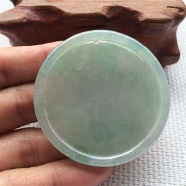 缅甸翡翠A货,千手观音,完美大气,冰种带色,喜欢的赶紧联系。 缅甸翡翠A货,千手观音,完美大气,冰种带色,喜欢的赶紧联系。