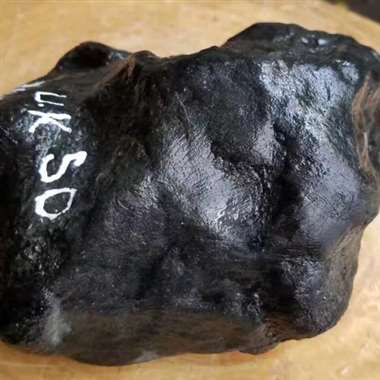 WW299新货3公斤莫弯基全赌料，种老，皮壳完整翻沙细且均匀，肉质细腻，带底色，可赌手镯，相当不错