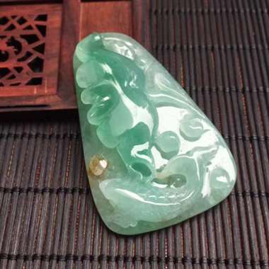 精雕翡翠阳绿鱼牌，雕工精美，颜色漂亮，水润起光，种老厚装，性价比高，大小：53.5/32.7/8mm