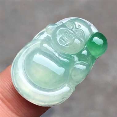 福利！冰种飘绿逍遥佛：完美无裂纹，种水好，玉质细腻，雕工精致，色泽漂亮，饱满，尺寸：26.5/17.