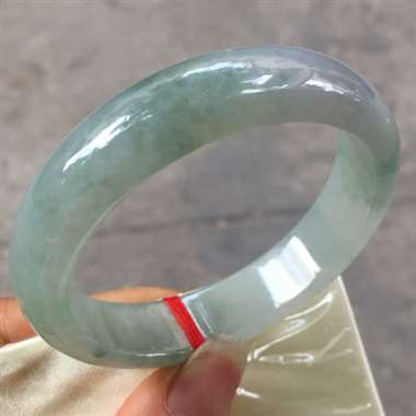 翡翠A货：冰种飘花.正圈手镯.料子清爽干净.种老水头十足.完美无瑕.尺寸：53mm13mm6.7mm