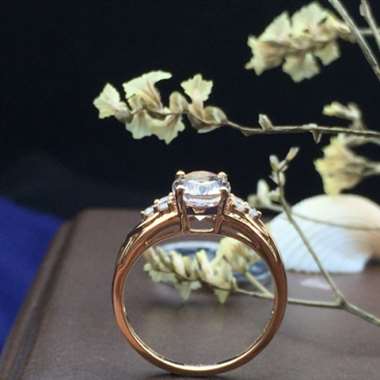 18k红金材质镶嵌,款式金典,简洁、大方,主石1.3ct,配钻0.18ct,手寸14# 18k红金材质镶嵌,款式金典,简洁、大方,主石1.3ct,配钻0.18ct,手寸14#