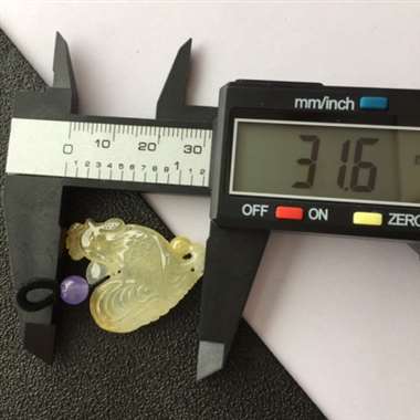 冰种黄翡鸡鸣富贵挂件。完美无纹裂，有种有色，手工细腻，线条流畅，惟妙惟肖。尺寸：31.6-23.7-