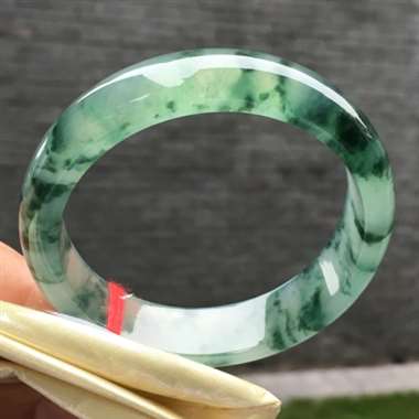 正圈，冰种飘花，尺寸54.8-14.5-7.0，冰润通透，种老起光，胶感十足，飘花灵动飘逸，实物比图