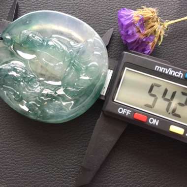 冰种飘花伏魔挂件 色泽靓丽 玉质通透饱满