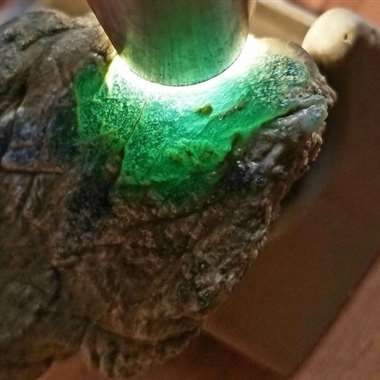 老敞莫西砂全赌脱砂，全身大面积脱砂，冰底带情，肉质明显发黑已化开，怪装料打灯通透，皮壳特别老，整个已
