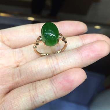 和田碧玉戒指，精致小巧，18k金镶嵌，玉质温润，碧绿通透水润，水头十足，款式小巧精美，上手效果棒棒哒