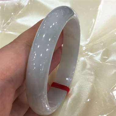A4⃣️，58.8圈口正圈手镯，底庄十分细腻，版型好，完美，圈口对的可以收，送妈妈佳选，尺寸58.8