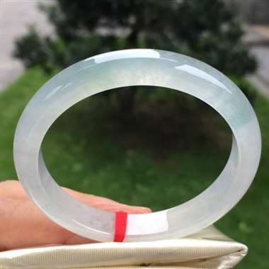 冰种正圈,尺寸52.0-9.8-6.8,水润冰透,种老起光,完美 冰种正圈,尺寸52.0-9.8-6.8,水润冰透,种老起光,完美
