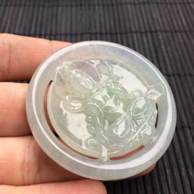 3月20日成品公盘10号，冰种完美飘绿持莲观音，种老起胶，做工精腻，上身超好看。请点击联系客服购买保