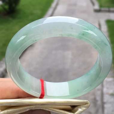 冰种飘翠正圈，尺寸55.1-14.8-8.1，水润冰透，种老水头足，完美