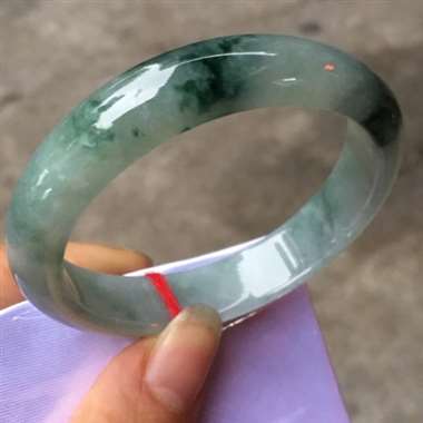 翡翠A货货：冰种.飘兰花贵妃手镯.冰润通透.种老水头十足.有天然玉石纹裂.不影响配戴.没纹多几倍价.