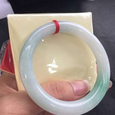 糯种浅色圆条白底青镯 玉质细腻干净 完美无裂 性价比超高 糯种浅色圆条白底青镯 玉质细腻干净 完美无裂 性价比超高