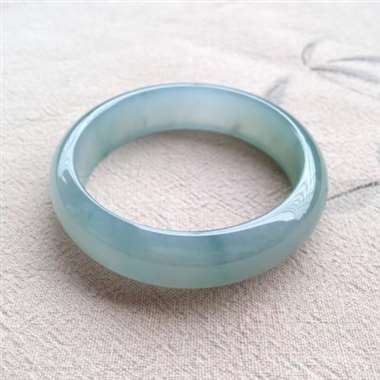 天然翡翠A货冰糯种细腻淡油底正圈手镯 天然翡翠A货冰糯种细腻淡油底正圈手镯