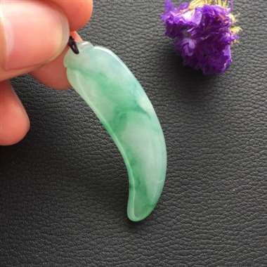 冰种飘花狼牙挂件 玉质细腻饱满 色泽靓丽
