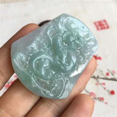 霸气 龙牌 整体有底色 质地细腻 水润 雕刻工艺精湛 栩栩如生 霸气 尺寸够大 佩戴漂亮 无纹裂 尺