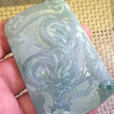 龙行天下挂件。种老水足、飘花完美、超大厚庄、雕工精美、价格优惠!