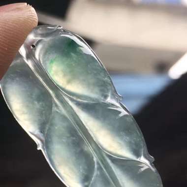 高冰飘色叶子，尺寸：39*17*4.6mm，种老水足，水润飘色，水润通透，品相佳，完美起光。H12