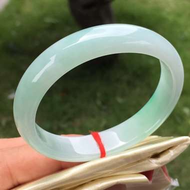 豆绿贵妃，尺寸52.9-12.0-6.2，水润细腻，颜色亮丽，底子干净清爽，完美