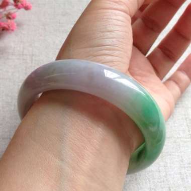 冰润三彩正装手镯，有小细纹，点点黄翡犹如一路撒黄金，上手很有档次，贵气逼人