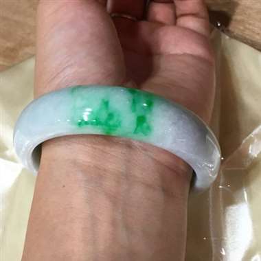 完美正庄手镯，无纹无裂，底庄细腻，干净清爽，上手好看，色阳，**阳绿，尺寸58.0*