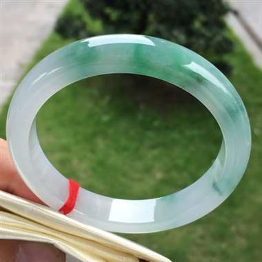 正圈，糯冰种飘绿，尺寸56.0-11.4-7.7，水润冰透，底子干净清爽，完美