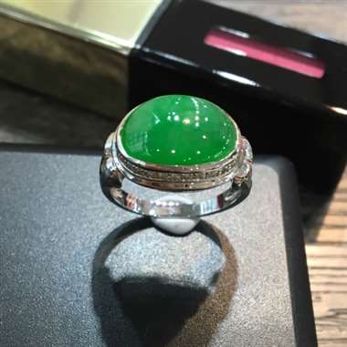 阳绿形戒指，颜色艳美，18K白金南非真钻镶，微纹，性价比高，推荐，17圈口，裸石尺寸14.3*9.6