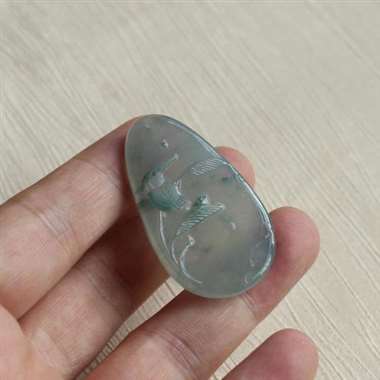 自在娇莺恰恰啼 留连戏蝶时时舞 小黄莺在大自然下一副悠然的姿态 仿佛时间为之停了下来 这枚牌子