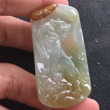 冰糯种飘花带翡俏色虎牌挂件