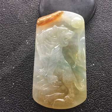 冰糯种飘花带翡俏色虎牌挂件