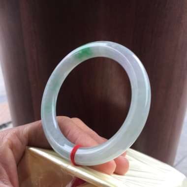 缅甸翡翠A货，完美秀气，小手的福利，色彩鲜艳，性价比超高，手慢无货。