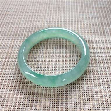 17041217#正圈尺寸：56.8x12.9x8mm 冰翠色镯，种好色好，光感好，翠色欲流，完美推